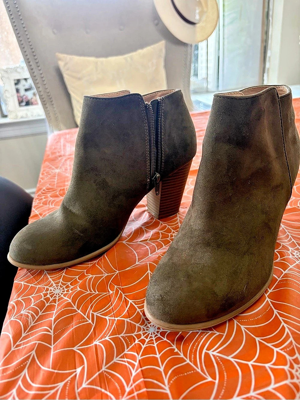 Old Navy, beautiful olive green ankle boot size 9